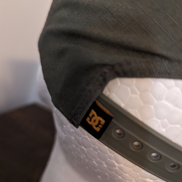 DC Snapback hat with flag patch - Picture 4 of 5